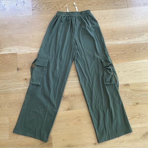 Pretty Little Thing Khaki Elasticated Waist Wide Leg Cargo Pants in Green - Picture 8 of 8